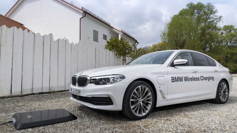 Voiture électrique : BMW innove avec la recharge sans fil