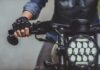 Gros plan sur l'avant d'une moto vintage