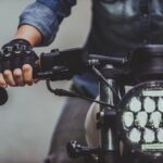 Les documents indispensables pour rouler avec votre nouvelle moto Gros plan sur l'avant d'une moto vintage
