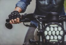 Gros plan sur l'avant d'une moto vintage