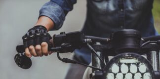 Gros plan sur l'avant d'une moto vintage