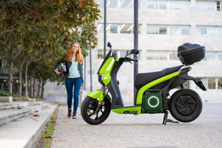 jeune femme conduit scooter électrique