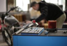 Tester une batterie moto sans multimètre : les méthodes simples